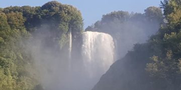 LA CASCATA DELLE  META DI CENTINAIA DI MIGLIAIA DI TURISTI