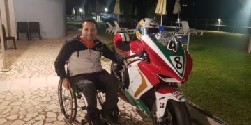 OMAR ACCANTO ALLA SUA MOTO