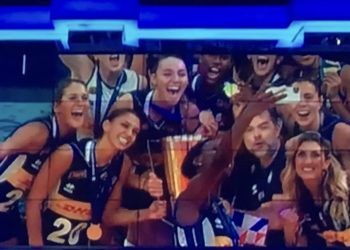 A destra nella foto la dottoressa Favoriti ( prima a destra in basso )che festeggia insieme alle ragazze azzurre al momento della premiazione.