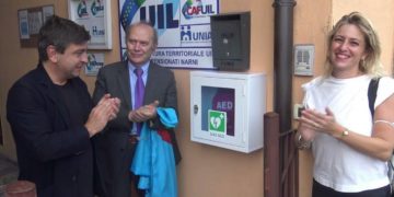 IL DEFIBRILLATORE INSTALLATO DI RECENTE A NARNI SCALO. NELLA FOTO, IL SINDACO DI NARNI FRANCESCO DE REBOTTI, GINO VENTURI E  ELISABETTA ROVIGLIONI