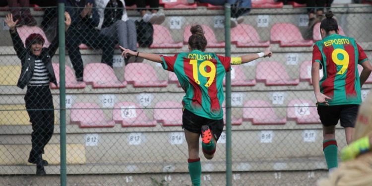 Cristina Coletta festeggia dopo il suo gol ( foto di Alberto Mirimao )