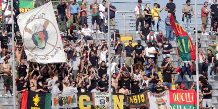 Tifosi rossoverdi a Cremona ( foto da Ternana calcio pagina fab )