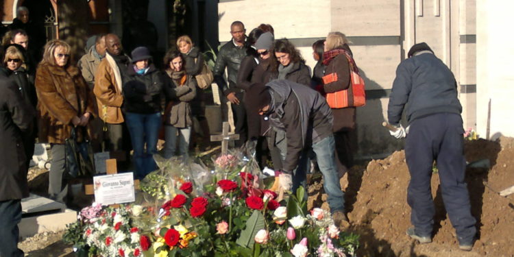 Inumazione "a terra" al termine di un funerale nel Cimitero di Narni