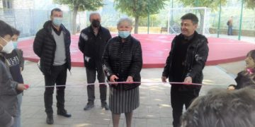 La "nonna" Claretta Fortini insieme al Sindaco De Rebotti alla inaugurazione del rifacimento dei giardini di San Bernardo
