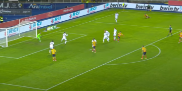 L'AUTORETE DI BOBEN PER IL MOMENTANEO 3-2 DEL LECCE. IL GOL E' STATO ASSEGNATO LO STESSO A STREFEZZA