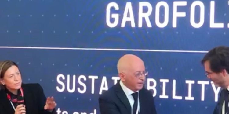 Filippo Garofoli riceve il premio dalla Leonardo