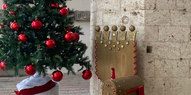 L'allestimento natalizio sotto gli scolopi: manca una statua, quella di Babbo Natale