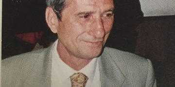 Carlo Berretta mentre riceve una targa per il suo scrupoloso lavoro con la redazione sportiva di radio Galileo