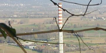 La fabbrica della Sangraf. L'impianto fotovoltaico potrebbe trovare posto dietro quesgli impianti