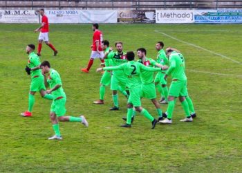 Un momento dell'incontro Narnese - Castiglione del Lago: i festeggiamenti dopo il gol di Quondam