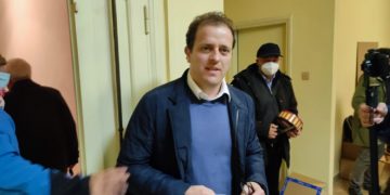 Lorenzo Lucarelli nel momento della sua proclamazione a candidato a sindaco della coalizione di Centrosinistra