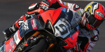 Danilo Petrucci con la Ducati Panigale in una foto da corse di moto by  Alessio Piana
