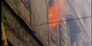 Una immagine dell'incendio di Palazzo Vignola di Todi del 1982