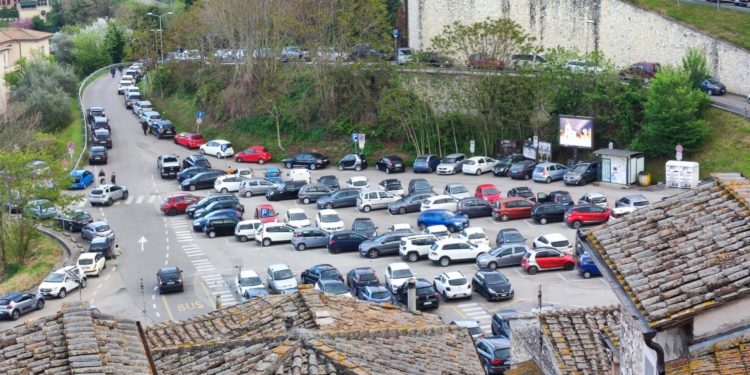 Il parcheggio del Suffragio pieno zeppo durante i weekend