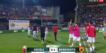 I GIOCATORI DEL BENEVENTO FESTEGGIANO LA VITTORIA DI ASCOLI