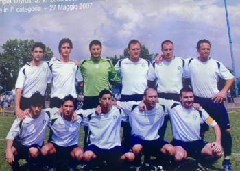 LA FORMAZIONE DELL'OLYMPIA THYRUS CHE VINSE IL CAMPIONATO DI 2^ CATEGORIA NEL 2006/2007. RICCIUTELLI CON LA FASCIA DEL CAPITANO