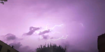 FULMINE SU TERNI ILLUMINA IL CIELO DI NOTTE