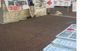 La protesta dei cittadini di Nera Montoro sotto il Palazzo della Regione