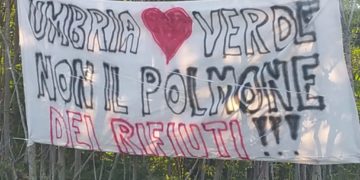 Uno striscione a Nera Montoro contro i cattivi di odori di Green Asm