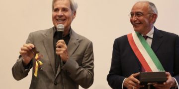 CLADUIO BAGLIONI CON IL  SINDACO DI FICULLE GIAN LUIGI MARAVALLE. LA FOTO E' DI ELENA VOLTERRANI