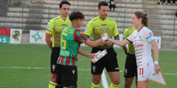 Lo scambio dei gagliardetti dei capitani di ternana e Milan ( foto Mirimao )