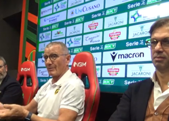 Il tecnico rossoverde Andreazzoli in conferenza stampa. Esordio per lui al Liberati contro il Cagliari dell'ex Liverani