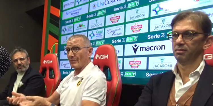 Il tecnico rossoverde Andreazzoli in conferenza stampa. Esordio per lui al Liberati contro il Cagliari dell'ex Liverani