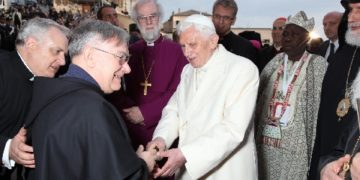 PAPA RATZINGER CON L'ALLORA CUSTODE DEL SACRO CONVENTO DI ASSISI PADRE GIUSEPPE PIEMONTESE CHE POI DIVERRA' VESCOVO DI TERNI