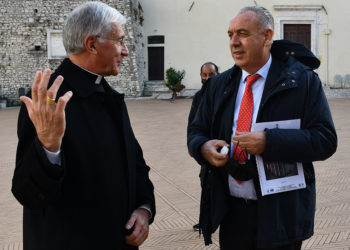 Mons. Renato Boccardo con Giovanni Legnini. Foto diocesi Spoleto-Norcia