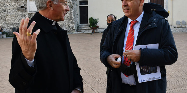 Mons. Renato Boccardo con Giovanni Legnini. Foto diocesi Spoleto-Norcia