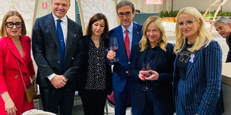 Giorgia Meloni e Francesco Lollobrigida con la famiglia Cotarella al Vinitaly
