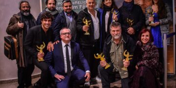 ALESSANDRO D'ALATRI, IN GINOCCHIO, CON ARNALDO CASALI E ALTRI PREMIATI AL FESTIVAL POPOLI E RELIGIONI 2018