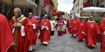 Il vescovo Soddu in processione