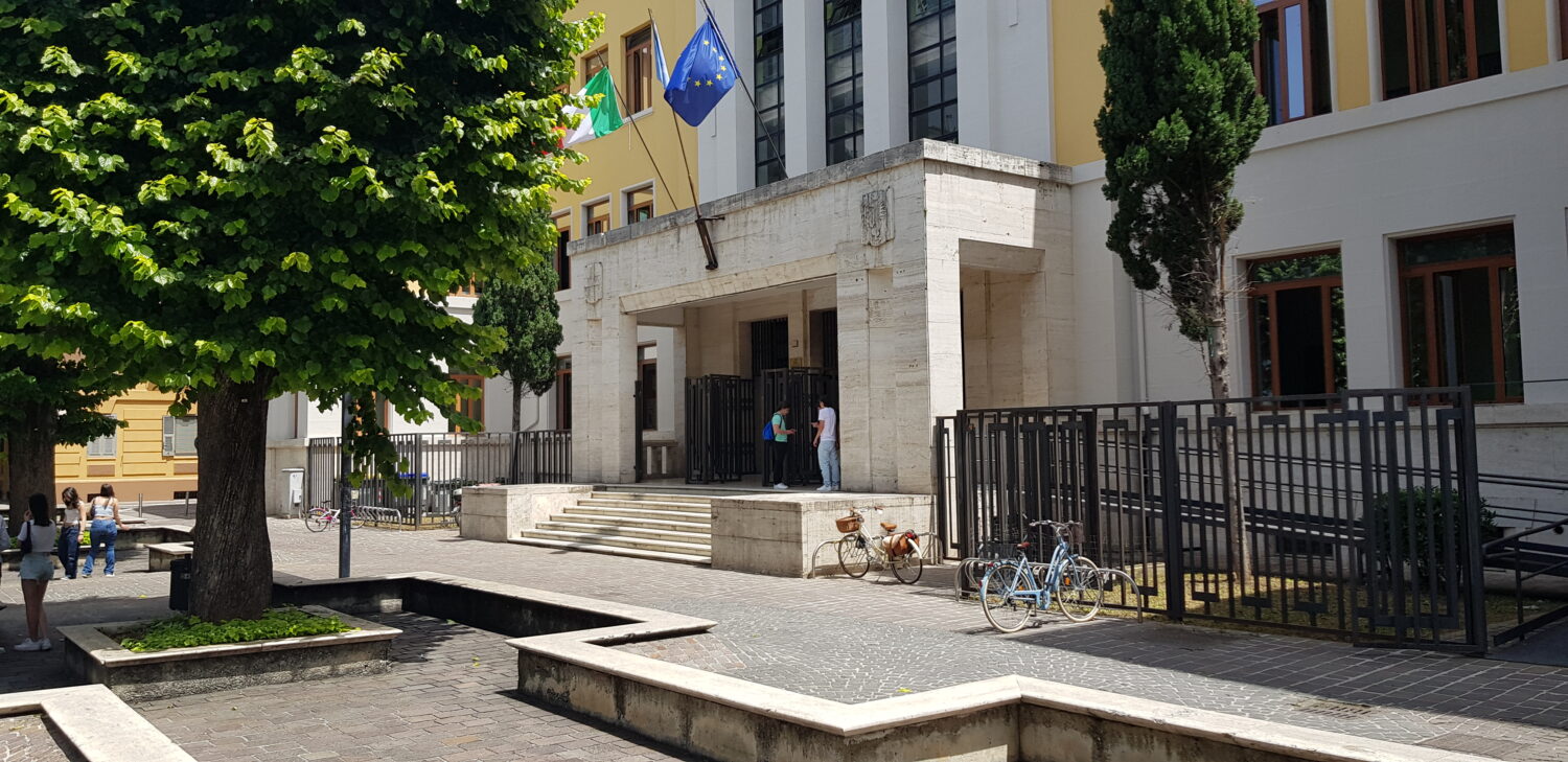 Terni, esami di maturità: Miriam, Jacopo, Riccardo, Chiara, Sara e Pietro all’uscita dalla prova di italiano