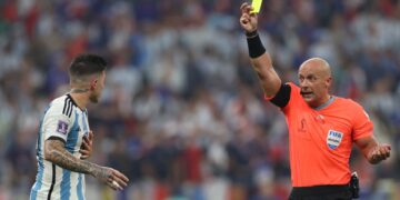 epa10372388 Enzo Fernandez of Argentina (L) receives the yellow card by Polish referee Szymon Marciniak during the FIFA World Cup 2022 Final between Argentina and France at Lusail stadium, Lusail, Qatar, 18 December 2022.  EPA/Tolga Bozoglu 
Dostawca: PAP/EPA.