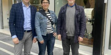 SILVIA MALAVASI AL CENTRO DELLA FOTO. ALLA SUA SINISTRA FEDERICO PIZZAROTTI, ALLA SUA DESTRA ANDREA CIANFONI