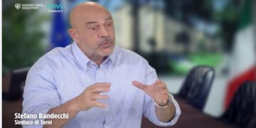 Maurizio Crozza nell'imitazione di Stefano Bandecchi