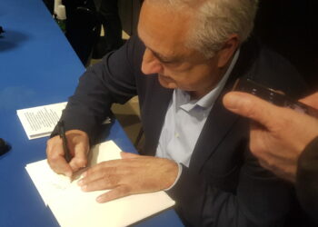 Stefano Lupi mentre firma copie del suo libro "Tra la strada e la luna"