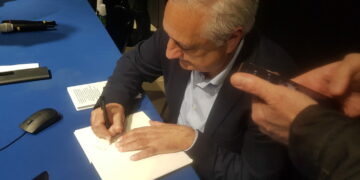 Stefano Lupi mentre firma copie del suo libro "Tra la strada e la luna"