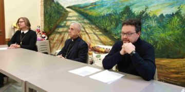 Martina Tessicini, presidente della San Martino, il vescovo Francesco Antonio Soddu e don Lorenzo Zen, direttore della Caritas