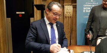 CATENO D ELUCA MENTRE FIRMA COPIE DEL SUO LIBRO