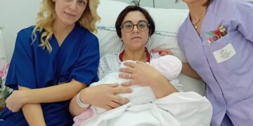 LA NEO MAMMA SIMONA CON IN BRACCIO AURORA. AL LORO FIANCO LE OSTETRICHE SPERANZA E GIULIA