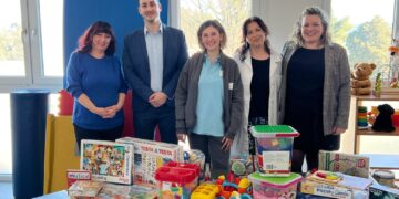 Luca Tramini con la delegazione del Movimento Cinque Stelle nel momento della donazione