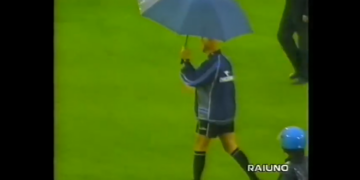 14 maggio 2000. L'arbitro Collina mentre ispeziona il terreno di gioco del Curi