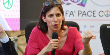 ELLY SCHLEIN IN UNA FOTO DI STEFANO ALBAMONTE