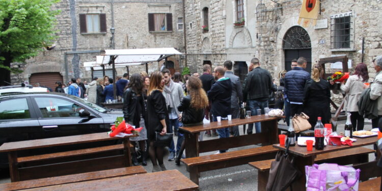 Piazza XIIIGiugno durante la festa di maggio