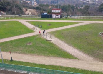 Campo de li giochi con gli addetti alla manutenzione