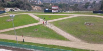 Campo de li giochi con gli addetti alla manutenzione