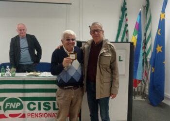 Giovanni Censini,  a 
 sinistra, con Luigi Fabiani che gli consegna un premio