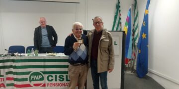 Giovanni Censini,  a 
 sinistra, con Luigi Fabiani che gli consegna un premio